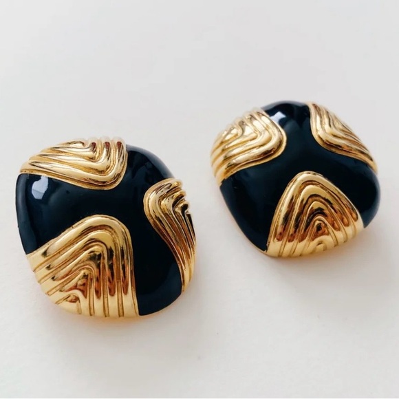 F.O. Inc Jewelry - Modern Abstract Mob Wife VTG Clip On Earrings